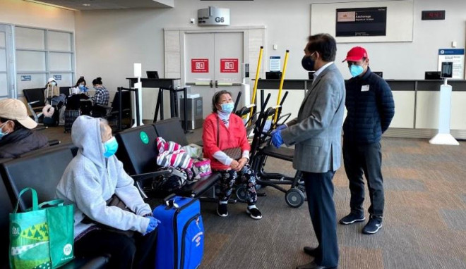 Đằng sau chuyến bay đầu tiên từ Mỹ đưa 343 người Việt về nước - 18