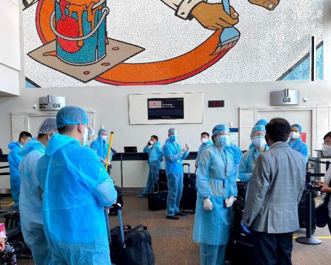 Đằng sau chuyến bay đầu tiên từ Mỹ đưa 343 người Việt về nước - 22