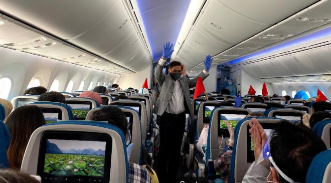 Đằng sau chuyến bay đầu tiên từ Mỹ đưa 343 người Việt về nước - 24