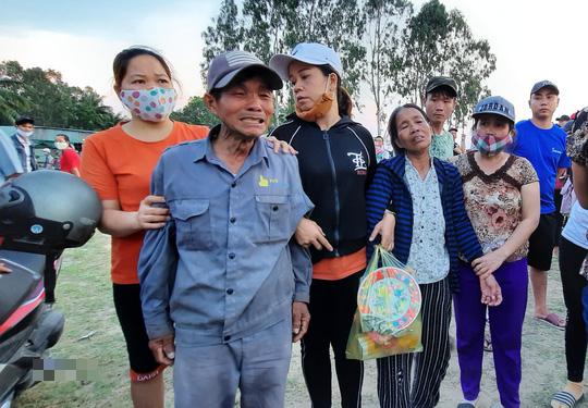 Vụ lật thuyền ở Quảng Nam: Người nhà khóc cạn nước mắt - 4