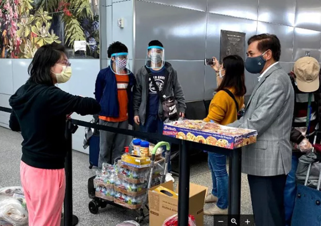 Đằng sau chuyến bay đầu tiên từ Mỹ đưa 343 người Việt về nước - 10