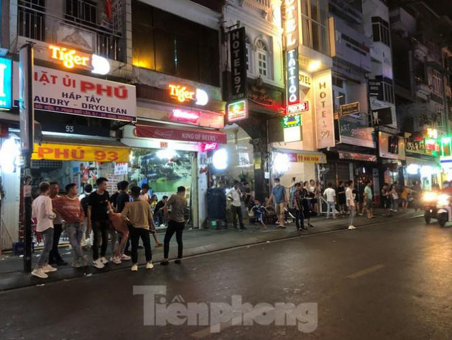Phố Tây Bùi Viện vui chơi tận khuya trong ngày đầu mở cửa trở lại - 2