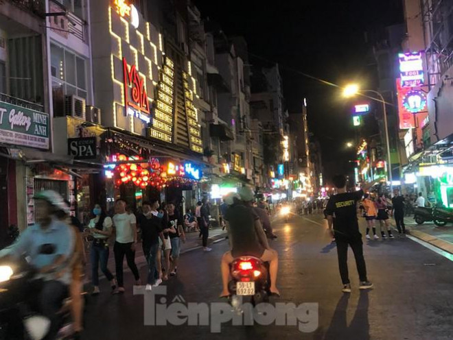 Phố Tây Bùi Viện vui chơi tận khuya trong ngày đầu mở cửa trở lại - 3