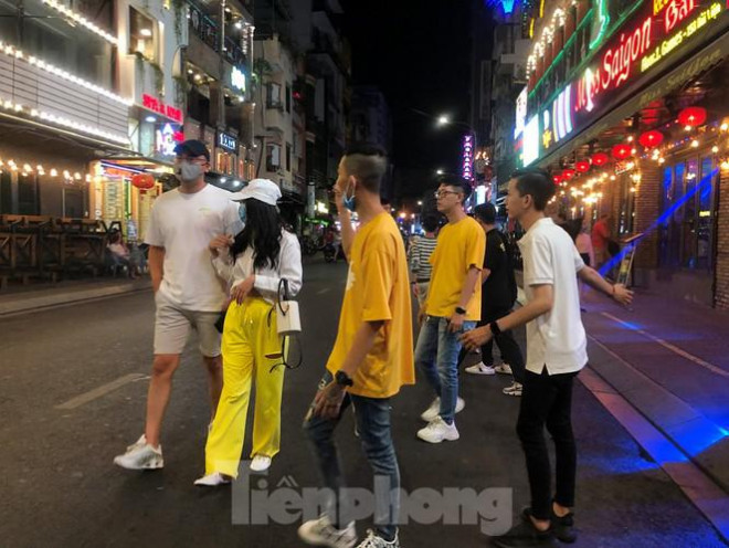 Phố Tây Bùi Viện vui chơi tận khuya trong ngày đầu mở cửa trở lại - 8