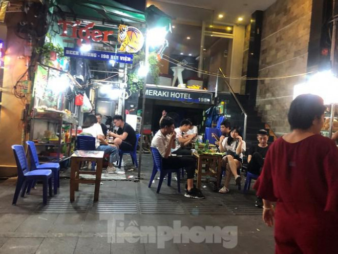Phố Tây Bùi Viện vui chơi tận khuya trong ngày đầu mở cửa trở lại - 9
