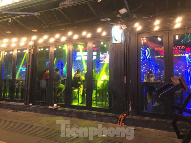 Phố Tây Bùi Viện vui chơi tận khuya trong ngày đầu mở cửa trở lại - 12