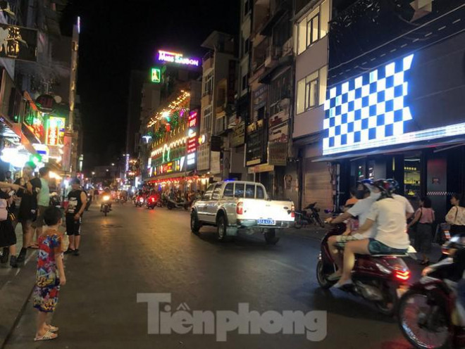 Phố Tây Bùi Viện vui chơi tận khuya trong ngày đầu mở cửa trở lại - 11