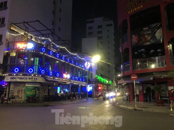 Phố Tây Bùi Viện vui chơi tận khuya trong ngày đầu mở cửa trở lại - 14
