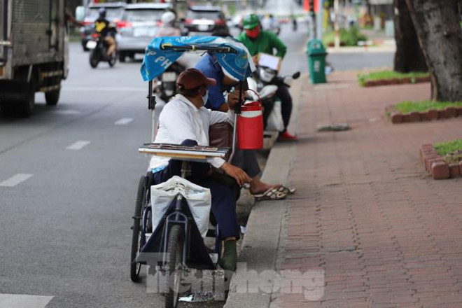 Người Sài Gòn ra phố che chắn kín mít chống chọi với nắng gắt tháng 5 - 3