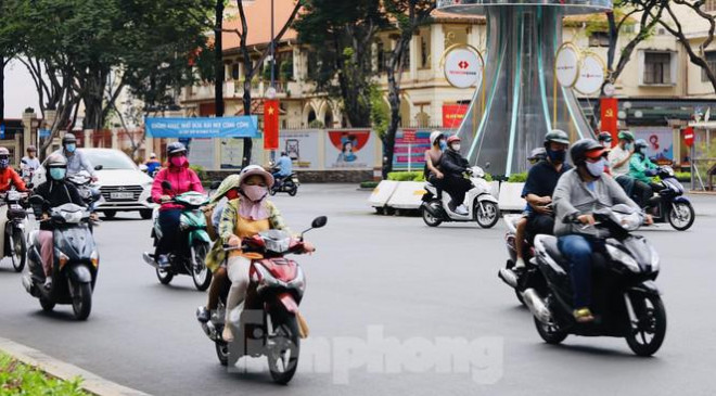 Người Sài Gòn ra phố che chắn kín mít chống chọi với nắng gắt tháng 5 - 2