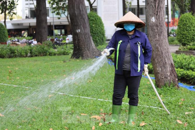 Người Sài Gòn ra phố che chắn kín mít chống chọi với nắng gắt tháng 5 - 6