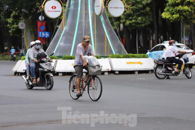 Người Sài Gòn ra phố che chắn kín mít chống chọi với nắng gắt tháng 5 - 4