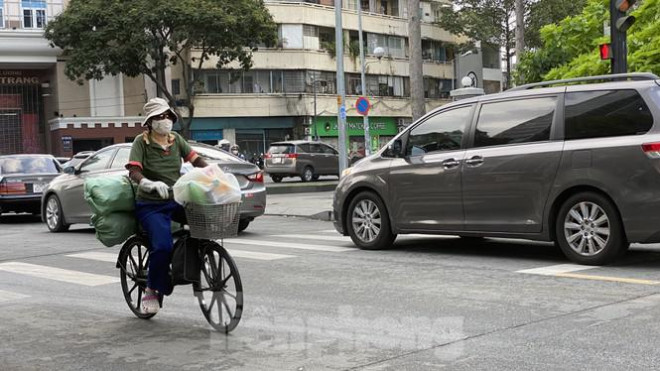 Người Sài Gòn ra phố che chắn kín mít chống chọi với nắng gắt tháng 5 - 5