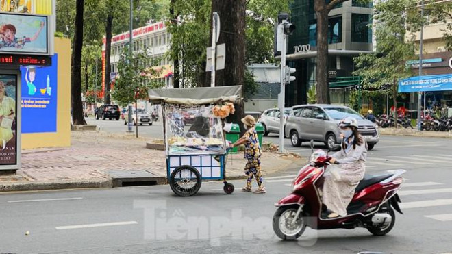 Người Sài Gòn ra phố che chắn kín mít chống chọi với nắng gắt tháng 5 - 8
