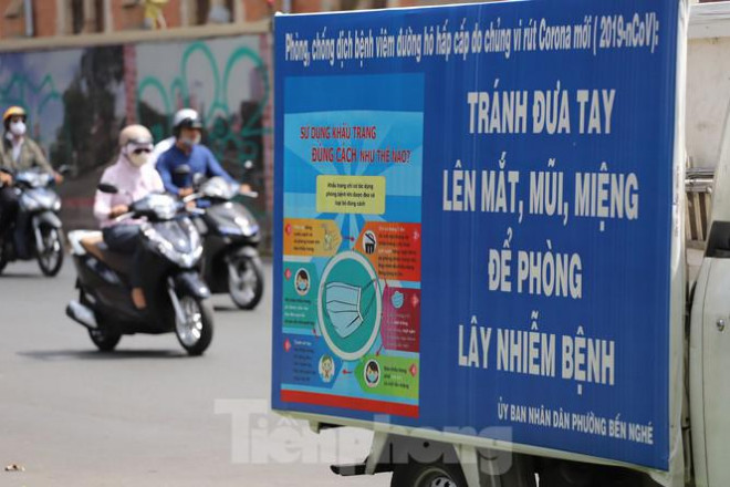 Người Sài Gòn ra phố che chắn kín mít chống chọi với nắng gắt tháng 5 - 9