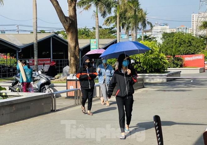 Người Sài Gòn ra phố che chắn kín mít chống chọi với nắng gắt tháng 5 - 12