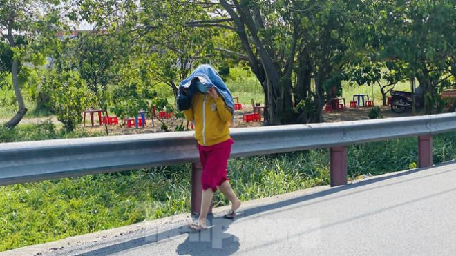 Người Sài Gòn ra phố che chắn kín mít chống chọi với nắng gắt tháng 5 - 11