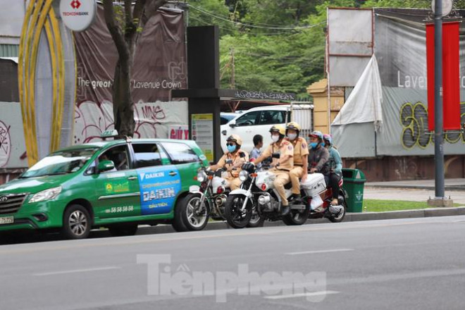 Người Sài Gòn ra phố che chắn kín mít chống chọi với nắng gắt tháng 5 - 10