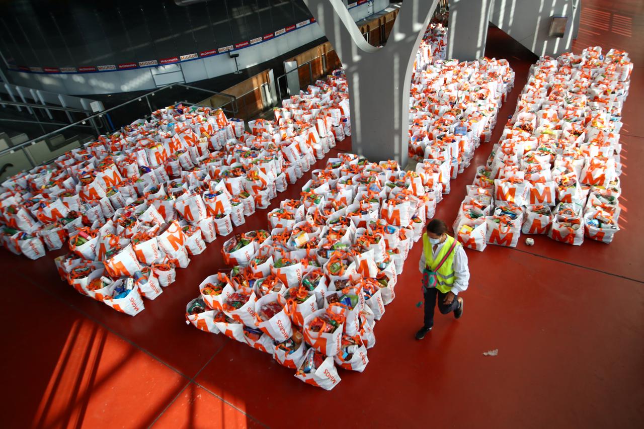 Covid-19: Thousands of people line up to receive food to alleviate hunger in the richest country in the world - 2