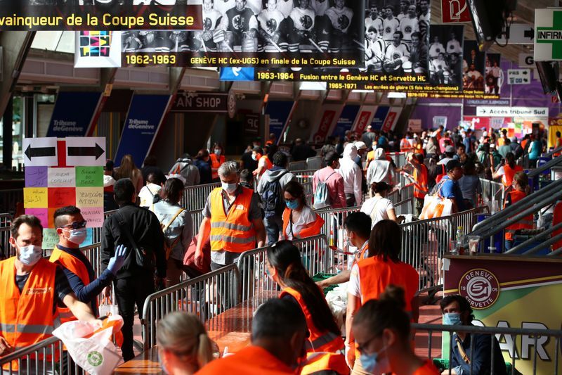 Covid-19: Thousands of people line up to receive food to alleviate hunger in the richest country in the world - 1