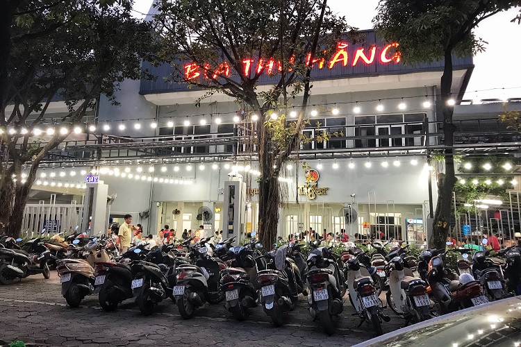 Sau “đòn kép” nghị định 100 và Covid-19, bất ngờ cảnh tượng tại các quán bia Hà Nội - 1