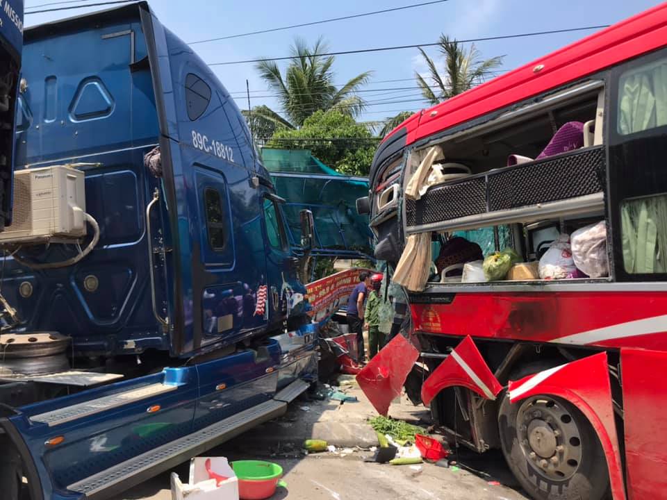 Xe khách đối đầu container, cựu giáo viên đang chờ xe buýt chết oan - 2