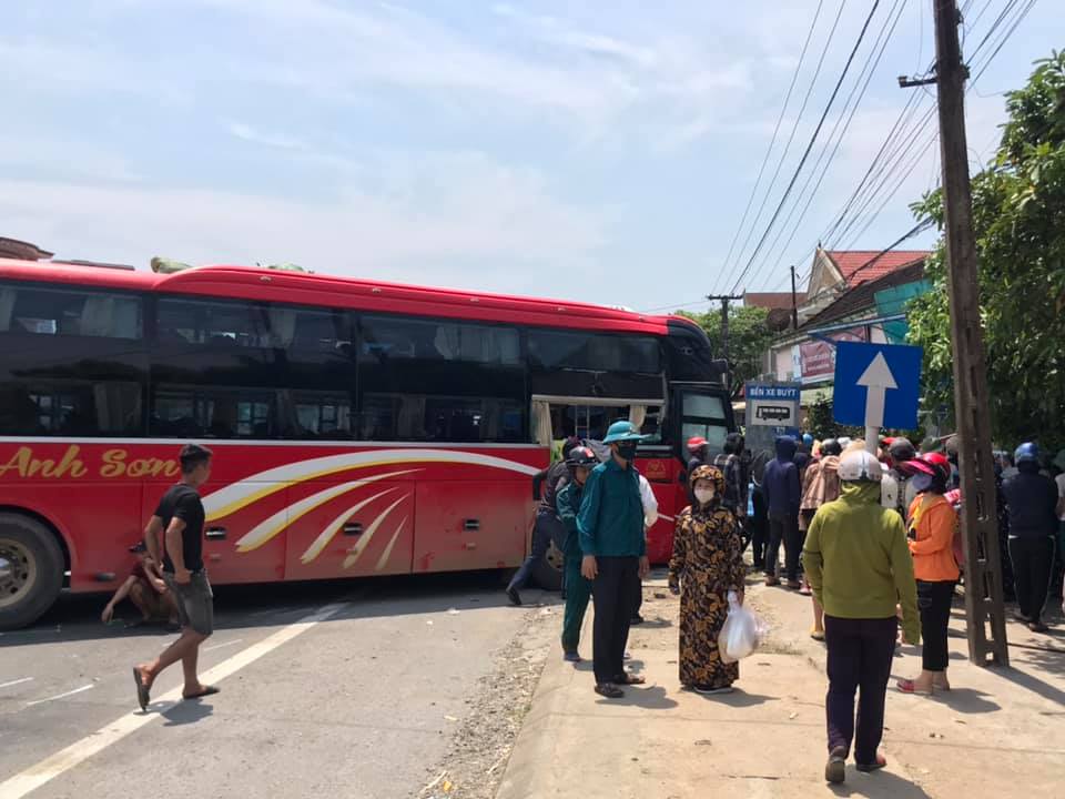 Xe khách đối đầu container, cựu giáo viên đang chờ xe buýt chết oan - 3