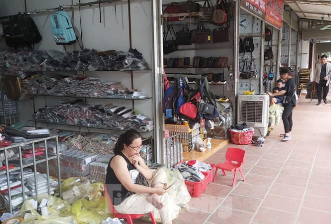 Tiểu thương chợ quần áo lớn nhất Hà Nội ngóng khách sau giãn cách xã hội - 1