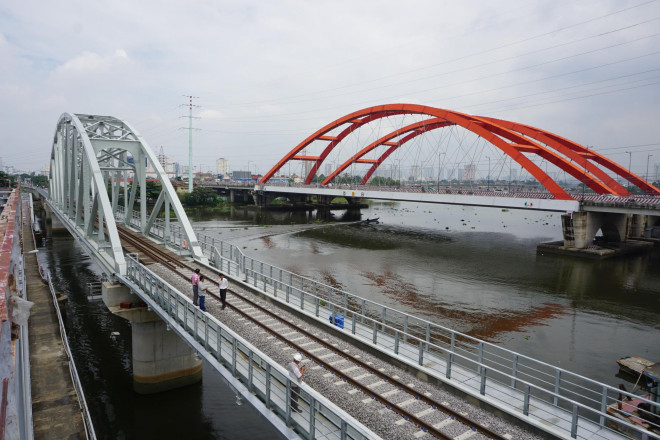 Những nhát búa đầu tiên tháo dỡ cầu trăm tuổi bắc qua sông Sài Gòn - 7