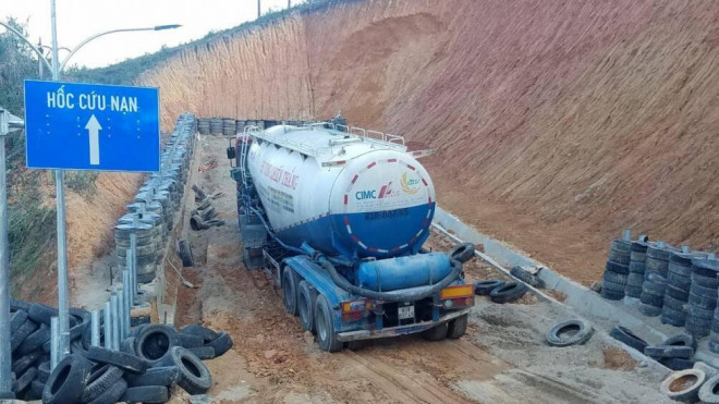 3 người ôm nhau khóc trên cabin vì thoát hiểm nhờ hốc cứu hộ ở đèo Lò Xo - 3