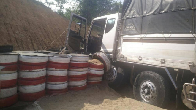 3 người ôm nhau khóc trên cabin vì thoát hiểm nhờ hốc cứu hộ ở đèo Lò Xo - 4