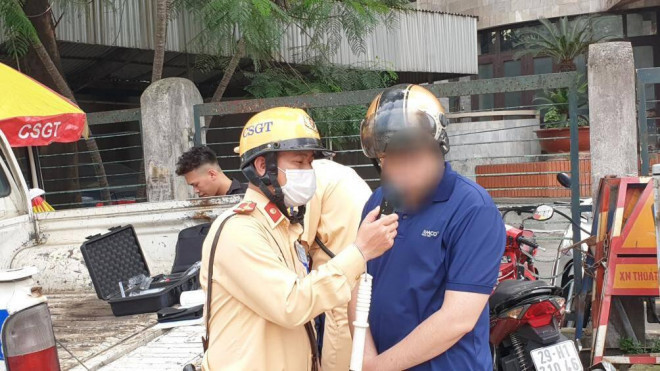 Thanh niên uống rượu từ tối qua đến chiều nay vẫn vi phạm nồng độ cồn - 2