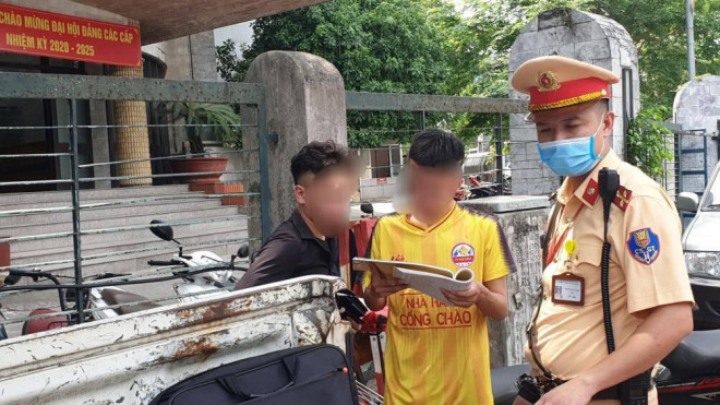 Thanh niên uống rượu từ tối qua đến chiều nay vẫn vi phạm nồng độ cồn - 3