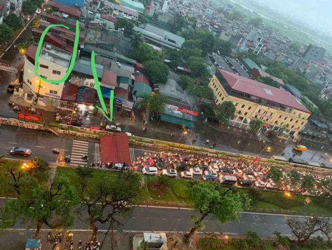 Nạn nhân kể khoảnh khắc kinh hoàng khi mái tôn rơi xuống đường Yên Phụ - 2