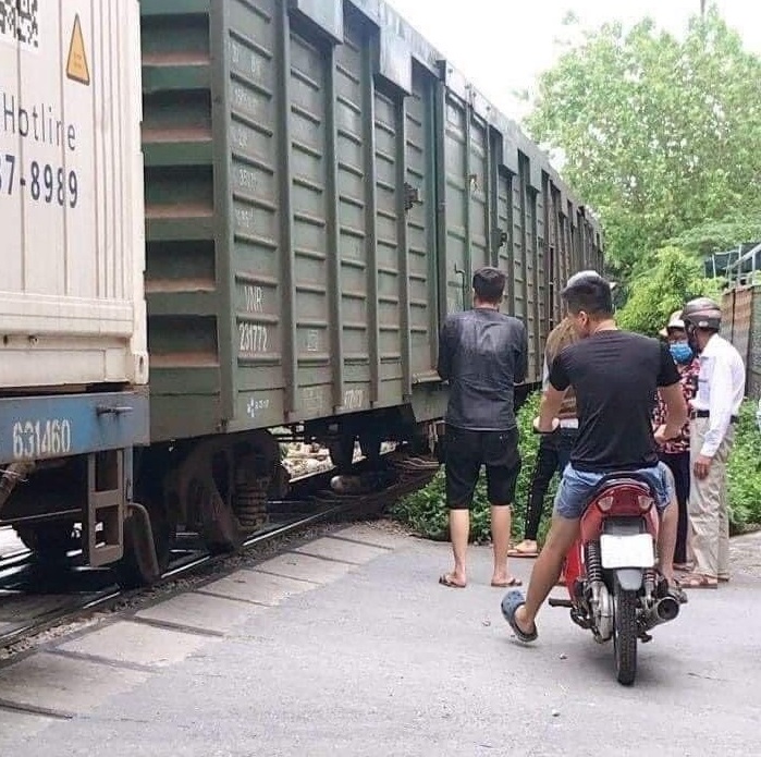 Leaving electric bikes, the woman suddenly rushed to the running train - 1