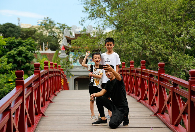 Nhiều di tích ở Hà Nội mở cửa đón khách sau kỳ 'ngủ đông' - 6