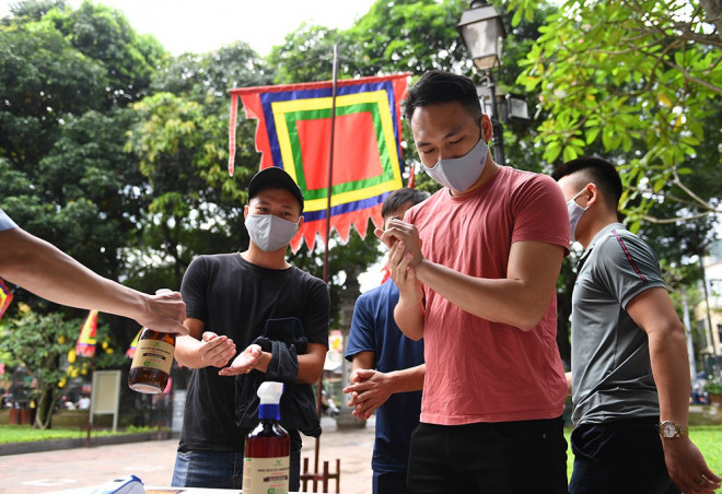 Nhiều di tích ở Hà Nội mở cửa đón khách sau kỳ 'ngủ đông' - 15