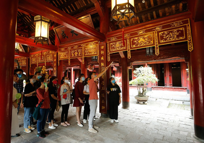 Nhiều di tích ở Hà Nội mở cửa đón khách sau kỳ 'ngủ đông' - 22