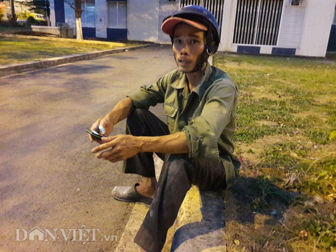 Vụ sập tường 10 người chết: Vợ trẻ ôm con tàn tật đi nhận xác chồng - 2