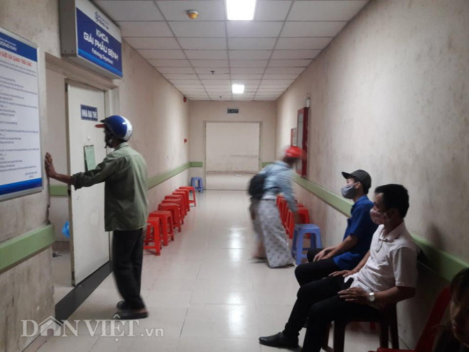 Vụ sập tường 10 người chết: Vợ trẻ ôm con tàn tật đi nhận xác chồng - 3