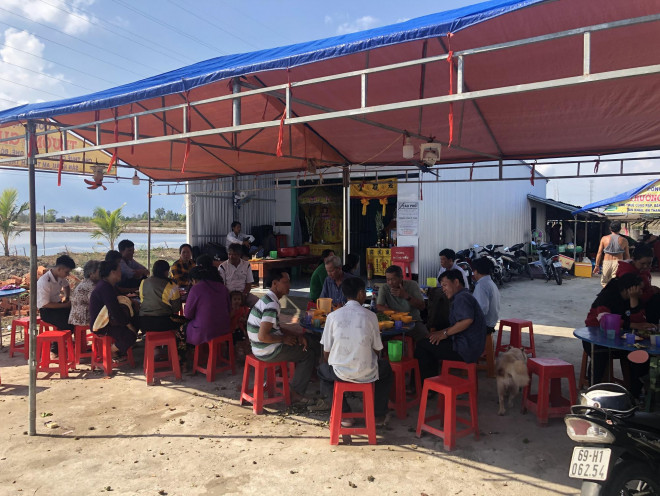 Sập tường khiến 10 người chết ở Đồng Nai: Chìm trong tang tóc - 4