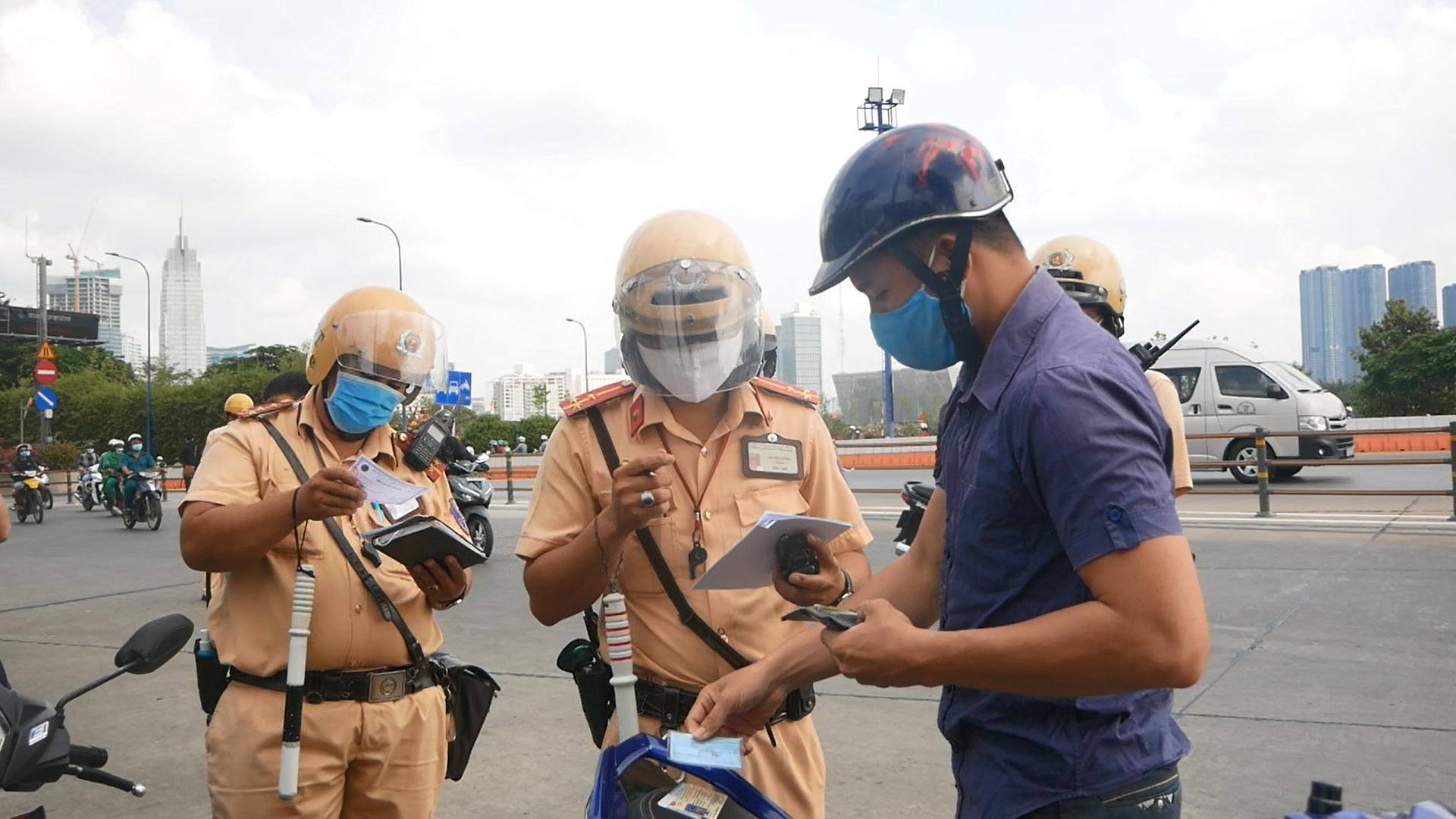Nhiều người dân ở TP.HCM bất ngờ khi bị CSGT dừng phương tiện để kiểm tra - 2