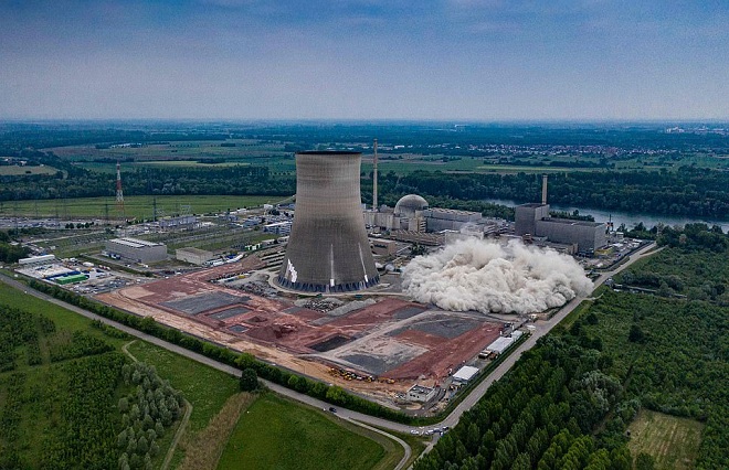 Video: The moment the German nuclear reactor collapsed after a series of explosions - 2