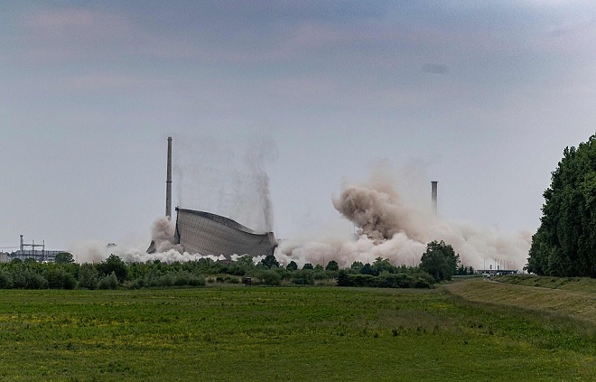 Video: The moment the German nuclear reactor collapsed after a series of explosions - 3