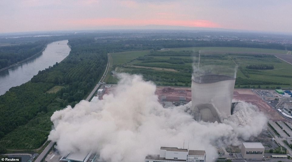 Video: The moment the German nuclear reactor collapsed after a series of explosions - 4