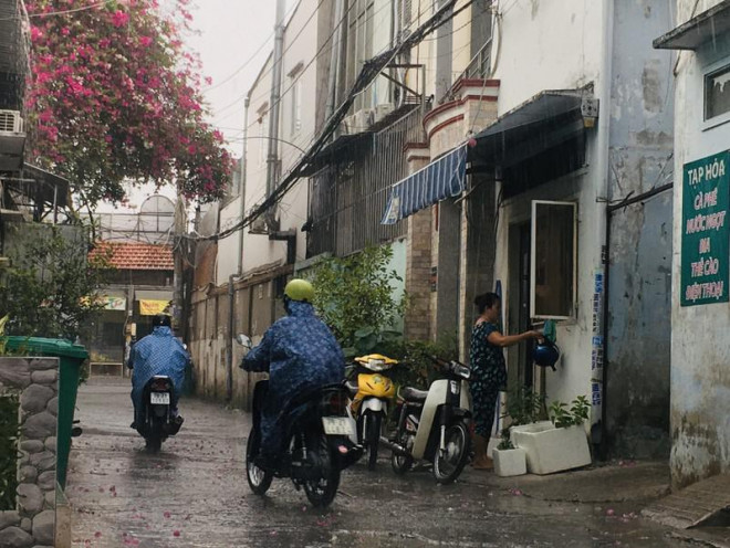 Mưa tầm tã buổi sáng sớm, dân TP.HCM đỡ ngột ngạt - 3