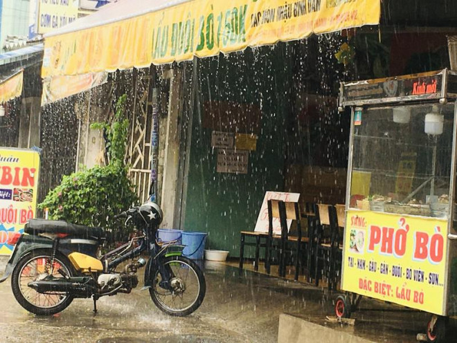 Mưa tầm tã buổi sáng sớm, dân TP.HCM đỡ ngột ngạt - 1