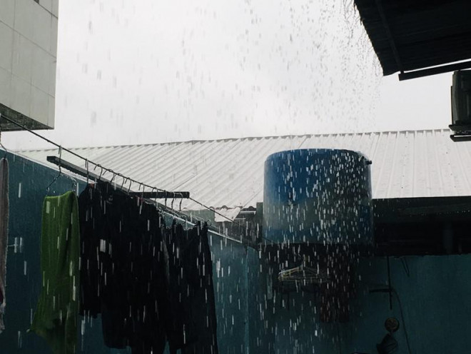 Mưa tầm tã buổi sáng sớm, dân TP.HCM đỡ ngột ngạt - 4