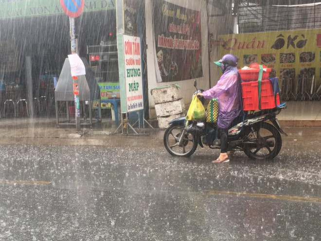 Mưa tầm tã buổi sáng sớm, dân TP.HCM đỡ ngột ngạt - 9