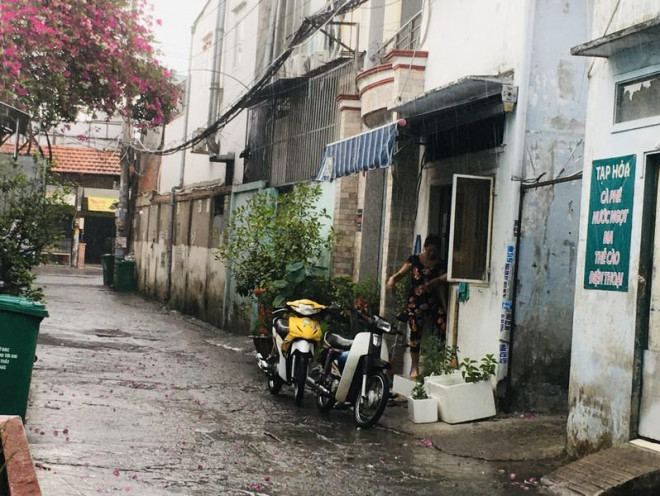 Mưa tầm tã buổi sáng sớm, dân TP.HCM đỡ ngột ngạt - 7